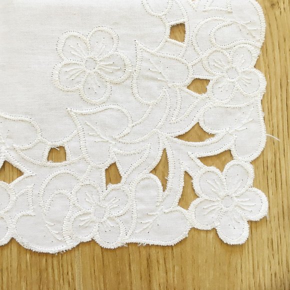 4 VINTAGE Table Napkins with Cutwork &  Embroidery. Elegant Linen - Picture 2 of 8